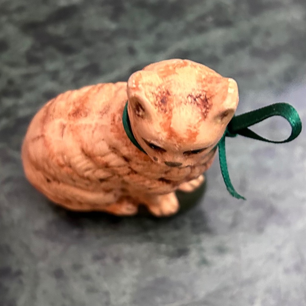 Vintage Style Orange Tabby Cat Figurine 3" Hand Painted with Green Ribbon Bow - Picture 2 of 7